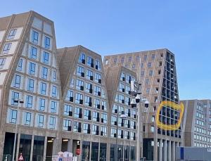 un grupo de edificios altos en una ciudad en Copenhagen Papirøjen, en Copenhague