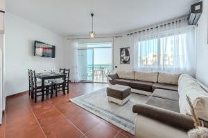 uma sala de estar com um sofá e uma mesa em Coastal Comfort by Premium Selection em Durrës
