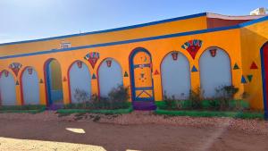 un edificio naranja con ventanas arqueadas y una puerta en Cataract Nubian Resort en Asuán