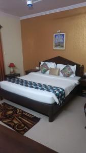a bedroom with a large bed in a room at Blue Flamingo Goa Apartment-Casa-Baga in Baga