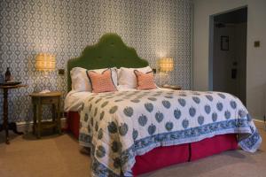 Ein Bett oder Betten in einem Zimmer der Unterkunft Crown Hotel