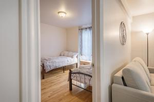 Habitación con dormitorio con cama y ventana en Beautiful Val Morin Chalet en Val-Morin