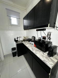 Kuchyň nebo kuchyňský kout v ubytování Airport17 B&B + 31 fotografií