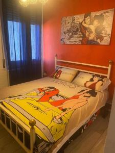 1 dormitorio con 1 cama con manta de disney en Be Your Home - Lupen III, en Civitavecchia