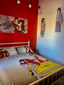 1 dormitorio con 1 cama con una imagen de superhéroe en la pared en Be Your Home - Lupen III, en Civitavecchia