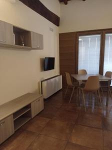 een woonkamer met een tafel en een televisie bij L'Antico Borgo in Zanica