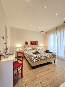 1 dormitorio con 1 cama y escritorio con silla en Florence Comfort B&B, en Florencia