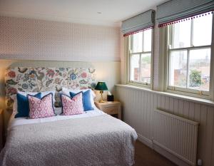 Ein Bett oder Betten in einem Zimmer der Unterkunft Crown Hotel