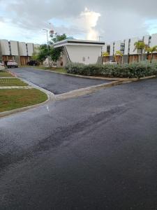 una calle vacía delante de un edificio en Hermosa villa en punta cana, en Punta Cana