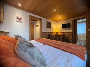 - une chambre avec un grand lit dans l'établissement La Clef des Champs, à Morzine