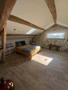 a bedroom with a bed in a attic at Les Gîtes du Saro in Chabestan