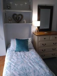 1 dormitorio con 1 cama con tocador y espejo en Escape to Anglesey, Dog Friendly en Llangoed