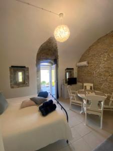 een slaapkamer met een bed en een tafel en een eetkamer bij Apartment in Seborga with a fantastic view in Seborga