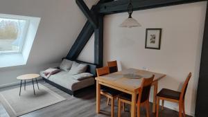 Randowpark في Eggesin: غرفة معيشة مع طاولة وأريكة