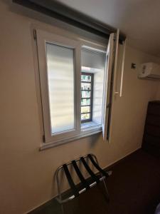 ein Fenster in einem Zimmer mit einem Stuhl daneben in der Unterkunft Terra Mia Residence in Mugnano di Napoli