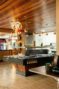 une cuisine avec un grand comptoir dans un restaurant dans l'établissement Hotel Nativa Eco, à Mandirituba