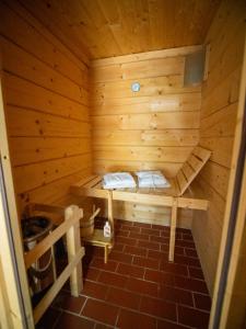 una pequeña sauna de madera con un banco. en Hotel Kolonieschänke en Burg (Spreewald)