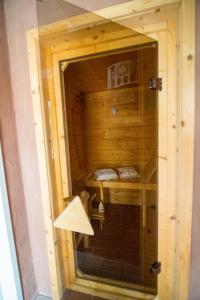 ブルクにあるHotel Kolonieschänkeの小さなバスルーム(シャワー付)が備わります。