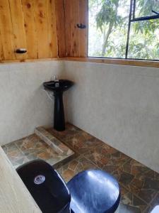 a bathroom with a toilet and a sink at Macheta Climbing House in Machetá
