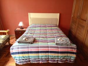 ein Bett mit Handtüchern darauf in einem Schlafzimmer in der Unterkunft Hermosa Habitación en Av Arce frente a Multicine in La Paz