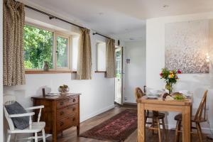 - une salle à manger avec une table et des chaises en bois dans l'établissement The Sunset Retreat, à Banbury