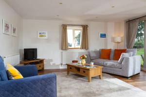 a living room with two couches and a coffee table at The Sunset Retreat in Banbury