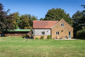 an old brick house with a green yard at The Sunset Retreat in Banbury