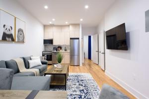 een woonkamer met een bank en een tafel bij 7-1 2BR 1Bath in Prime Park Slope in Brooklyn