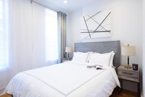 biała sypialnia z dużym łóżkiem i oknem w obiekcie 7-1 2BR 1Bath in Prime Park Slope w mieście Brooklyn