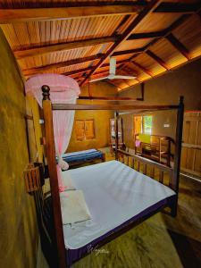 um quarto com um beliche num quarto em River Edge Safari Cottage em Udawalawe