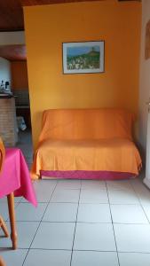 Uma cama ou camas num quarto em F2 Vue sur mer La villa du manguier