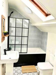 een badkamer met een wastafel, een bad en een toilet bij Central st Leonard’s Maisonette in St. Leonards