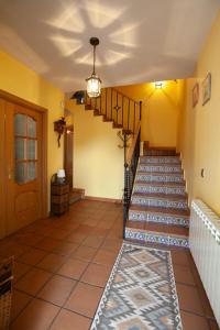 einen Flur mit einer Treppe in einem Haus in der Unterkunft Casa rural Valtravieso in Las Navas del Marqués