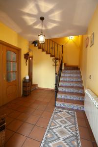 a hallway with a staircase in a house at Casa rural Valtravieso in Las Navas del Marqués