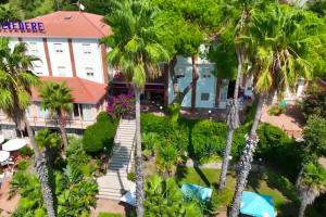- une vue aérienne sur un hôtel avec des palmiers dans l'établissement Belvedere Hotel Club, à Belvedere Marittimo