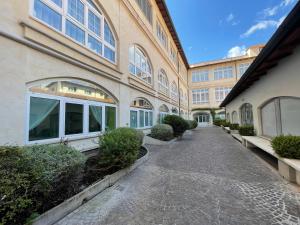 un grand bâtiment avec une passerelle devant lui dans l'établissement La Stamperia, à Rome