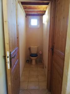 a small bathroom with a toilet with a window at Belle maison avec vue et jardin au Chateau d'Oleron in Le Château-dʼOléron