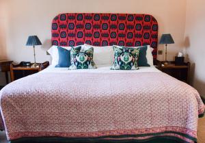 Ein Bett oder Betten in einem Zimmer der Unterkunft Crown Hotel