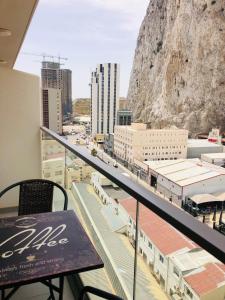 Elle comprend un balcon offrant une vue sur la ville et la montagne. dans l'établissement CP High floor luxury studio sleeps 3, à Gibraltar 12 autres photos