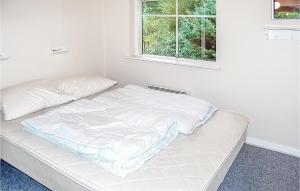 Postelja oz. postelje v sobi nastanitve Nice Home In Haderslev With 4 Bedrooms, Sauna And Wifi