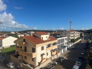 eine Luftansicht einer Stadt mit Gebäuden in der Unterkunft S'Aneddu e Oro in Alghero