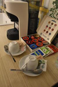 una mesa con dos tazas de té y una máquina de coser en Saint Barth Guest House - Steps Loft in Bari, en Bari 3 fotos más