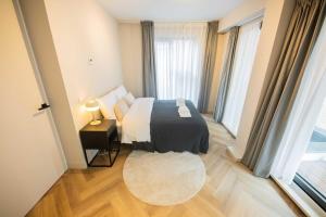 sypialnia z łóżkiem i dużym oknem w obiekcie Alphabet Apartments 1BR serviced apartments w mieście Hilversum