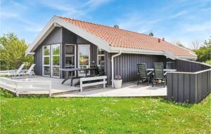 ノーポにあるAwesome Home In Nordborg With Kitchenのデッキ(テーブル、椅子付)が備わる家