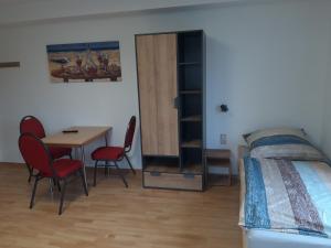 um quarto com uma cama, uma mesa e cadeiras em Vermietung Hänsel em Thiendorf