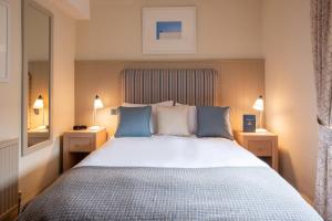 Ein Bett oder Betten in einem Zimmer der Unterkunft Crown Hotel