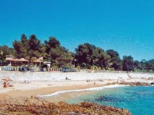 Plaża z grupą ludzi w wodzie w obiekcie Bel appartement duplex avec terrasse et jardin face à la plage de Gigaro w mieście La Croix-Valmer