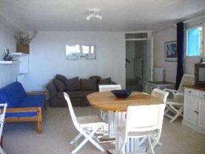 salon z kanapą, stołem i krzesłami w obiekcie Bel appartement duplex avec terrasse et jardin face à la plage de Gigaro w mieście La Croix-Valmer