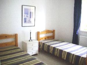 sypialnia z 2 łóżkami i białą komodą w obiekcie Bel appartement duplex avec terrasse et jardin face à la plage de Gigaro w mieście La Croix-Valmer