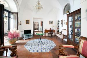 - un salon avec une table et une télévision dans l'établissement Estate4home - Villa Elsa, à Positano